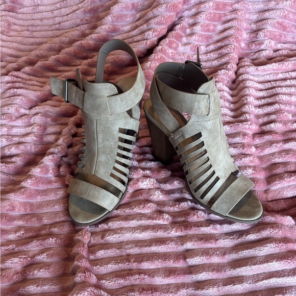 Shoes - Brown heels